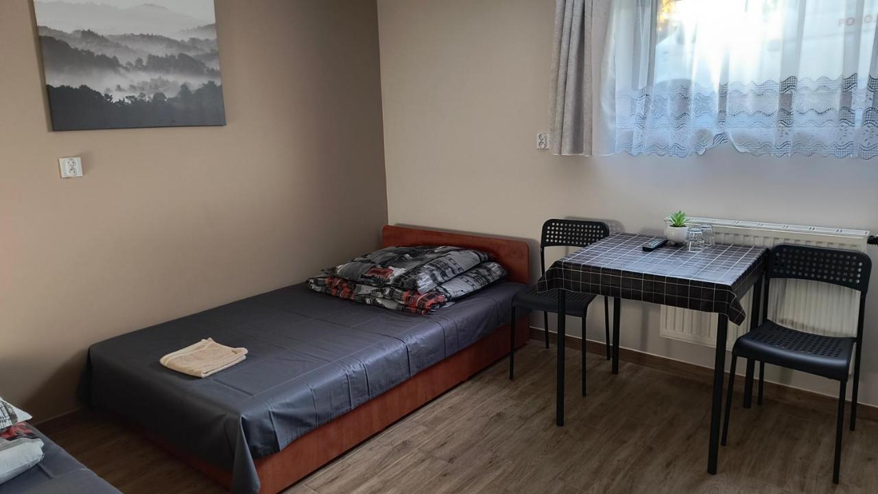 Pokoje Goscinne U Marka Tuszyn Exterior foto